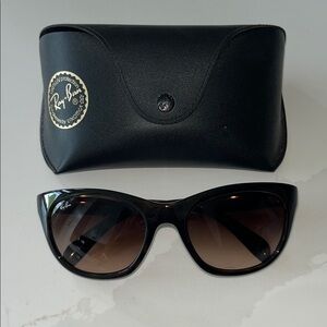 Ray-Ban Women's Sunglasses in Black and BrownTourtise color, great condition